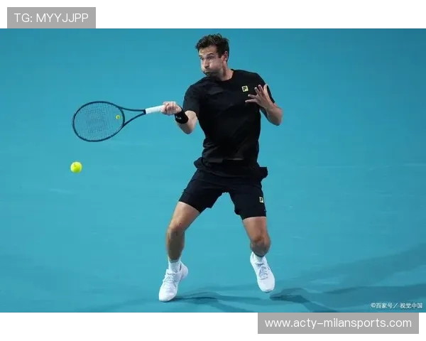 网球切削球转速惊人,球员被迫远离底线 网球切削球转速惊人,球员被迫远离底线