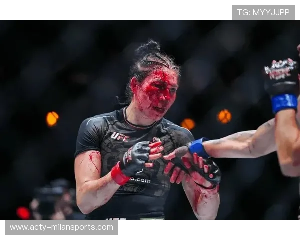 UFC女子拳王赛后吐血画面吓人,震撼全场! UFC女子拳王赛后吐血画面吓人,震撼全场!