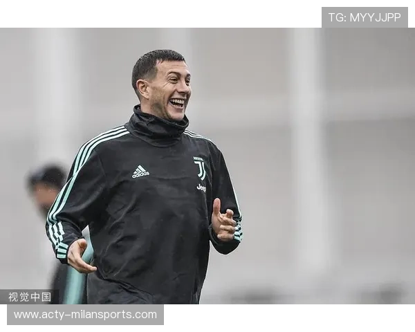 尤文后防训练：教练强调盯人细节与集体协防节奏