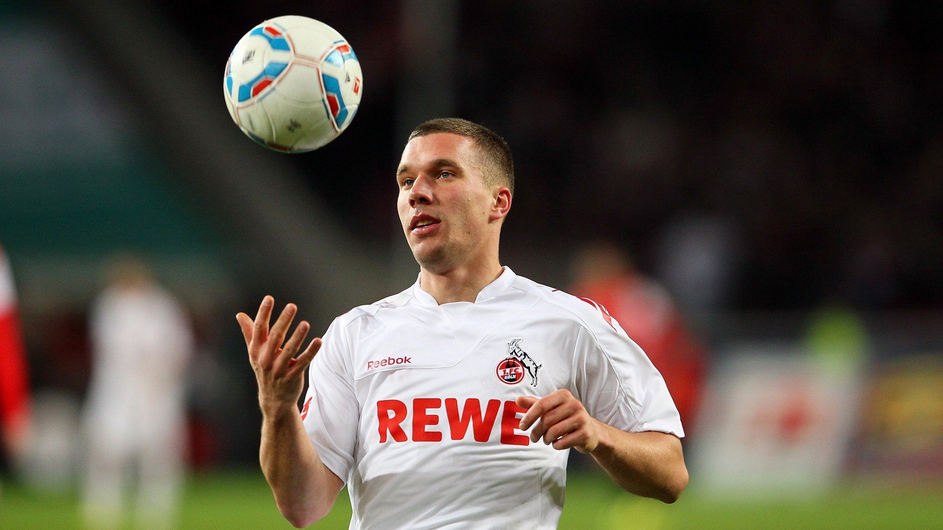 成年人足球联赛激战正酣，全民运动热潮，成人足球标准尺寸