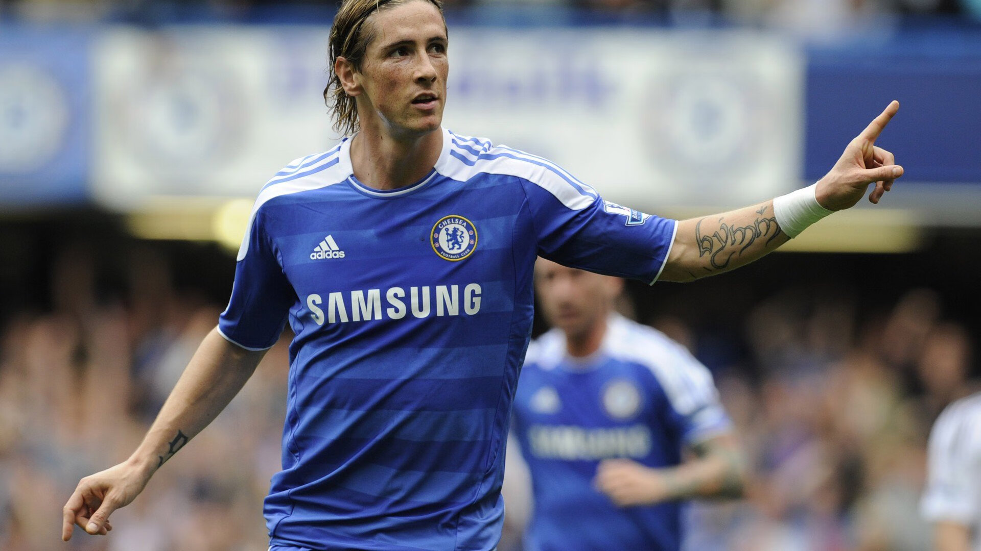 特色足球文化灯光景观在城市夜景中成为独特风景线，足球灯光球场